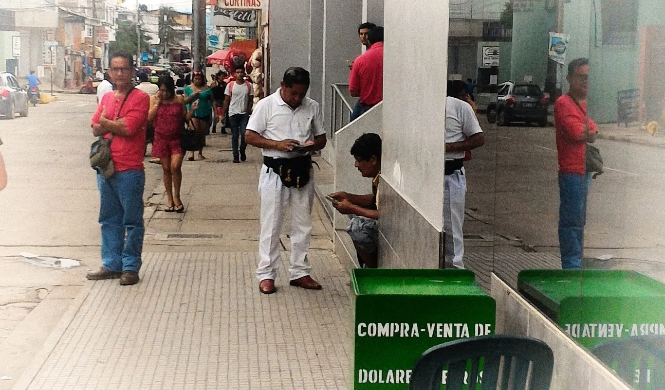 Moneychangers exchanging US dollars in Peru