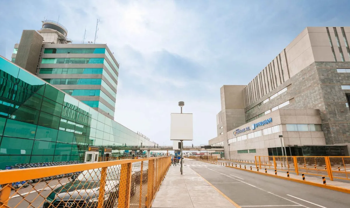 The old terminal of Lima Airport (left) and the Wyndham Costa del Sol Lima Hotel (right). Photo from www.wyndhamhotels.com.