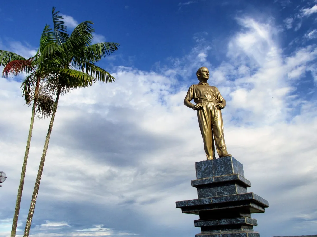 Statue on Iquitos boulevard
