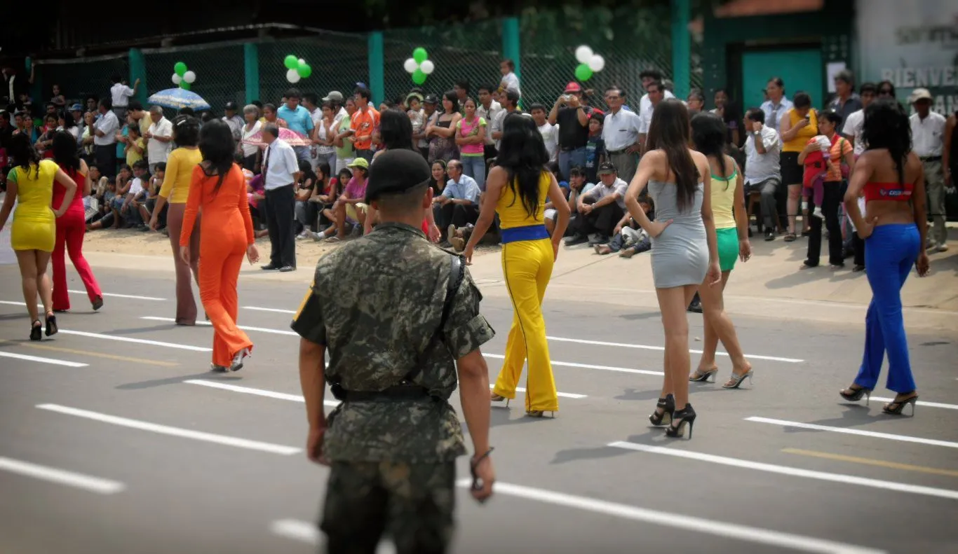 Peruvian soldier looking at Peruvian women