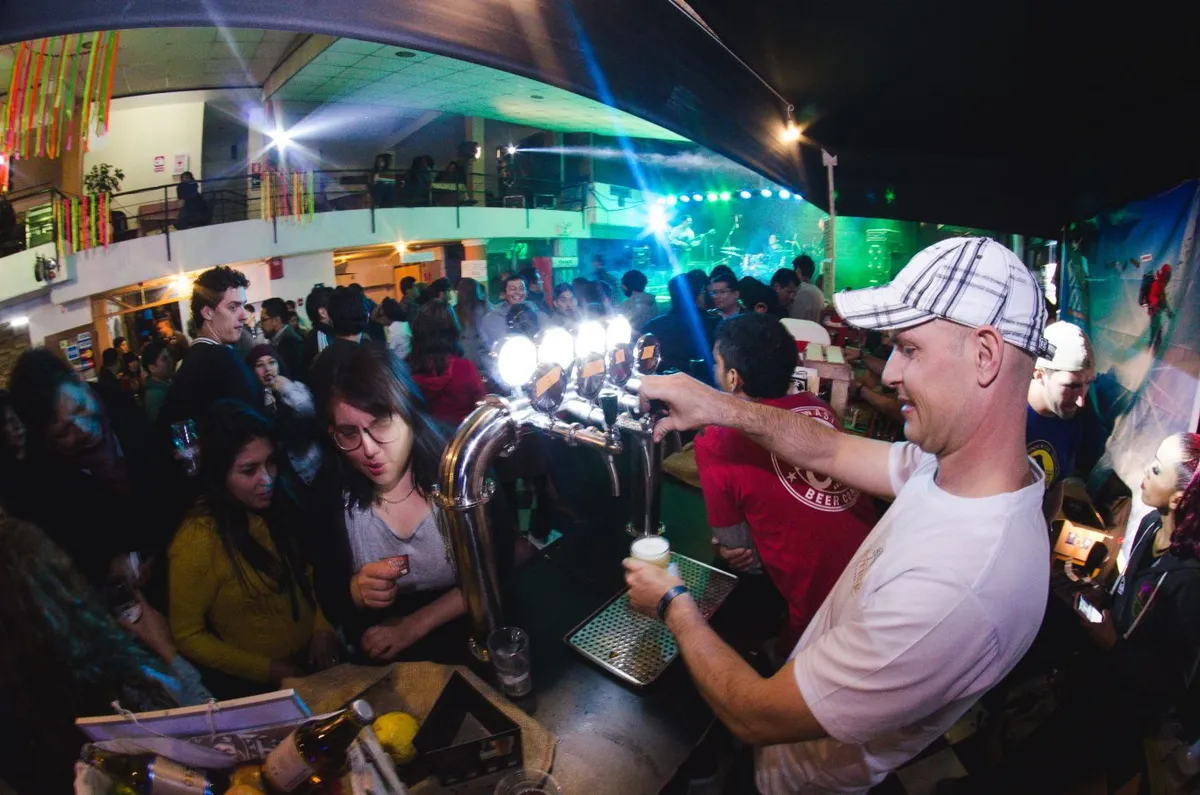 Scott Jones pouring a pint of Oltree Cider at the Arequipa Craft Beer Festival.