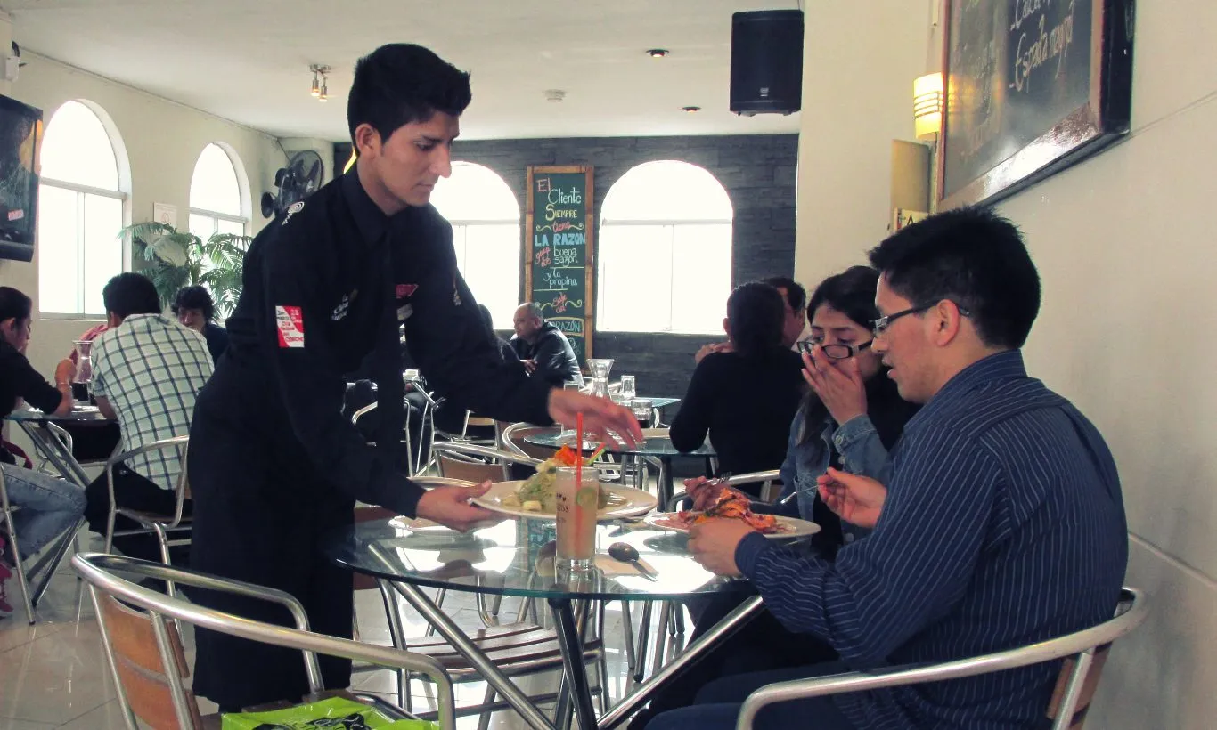 Tipping waiters in Peru