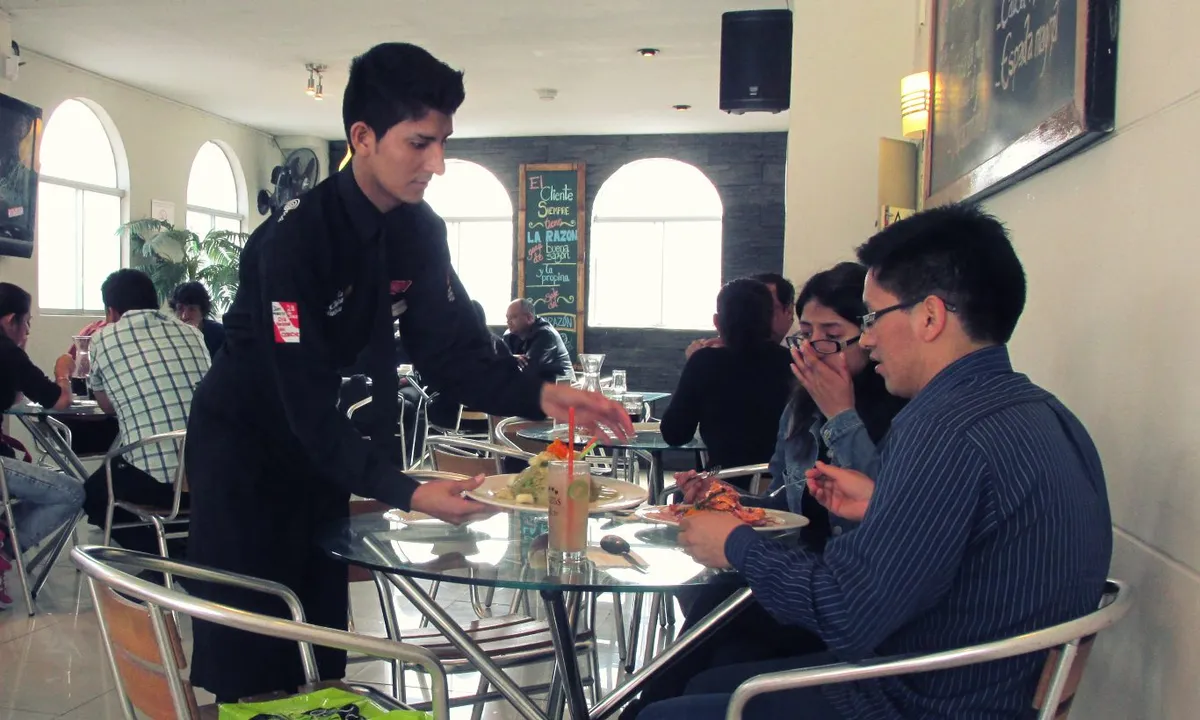 Tipping waiters in Peru
